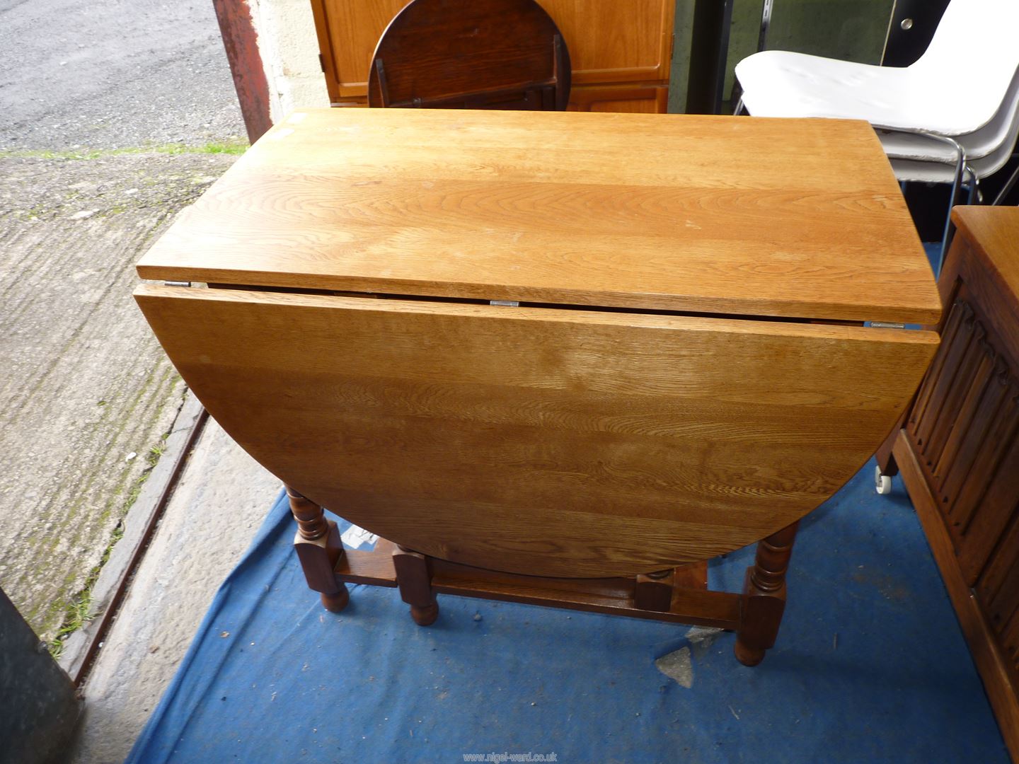 An oval drop leaf gateleg dining table, 59 1/2'' when open x 36'' x 29'' high, 21 1/2'' when closed. - Image 3 of 3