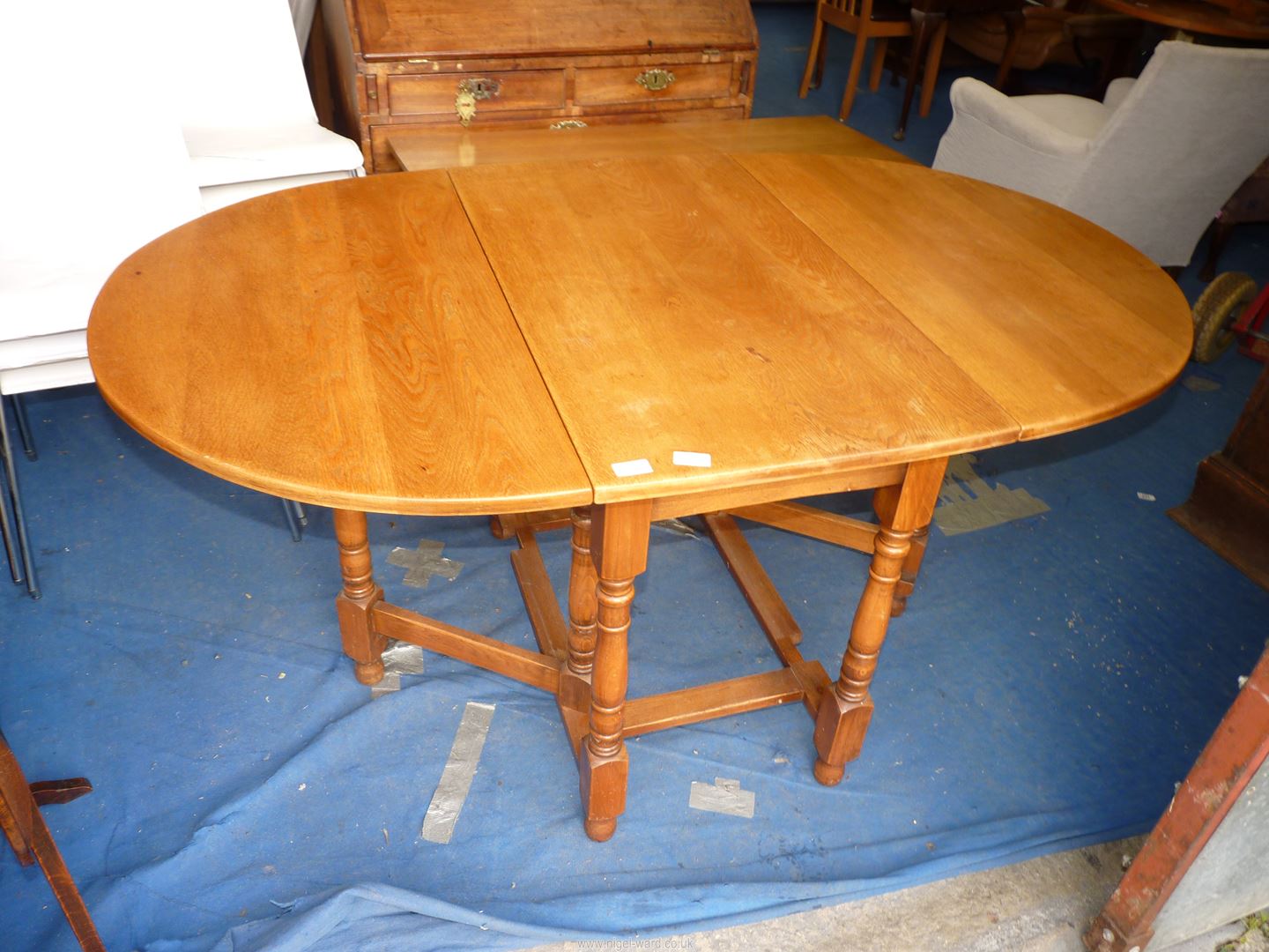 An oval drop leaf gateleg dining table, 59 1/2'' when open x 36'' x 29'' high, 21 1/2'' when closed. - Image 2 of 3