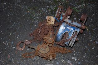 A Morris Lifts one tonne gantry chain and tackle kit .