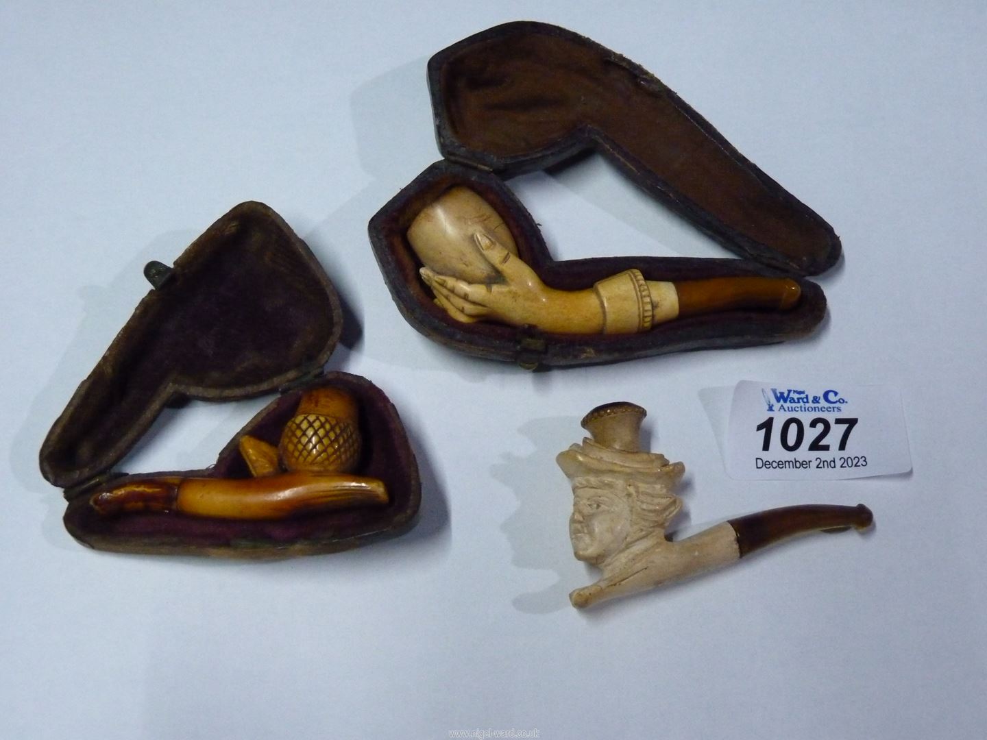 A small box containing three tiny carved Meerschaum cheroot holders, one depicting an acorn, - Image 3 of 3