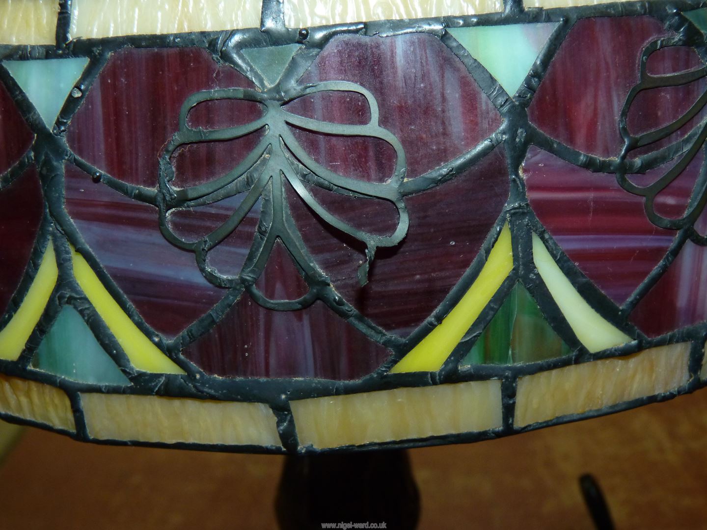 A Tiffany style lamp and glass shade with red hearts, 21" tall. - Image 3 of 9