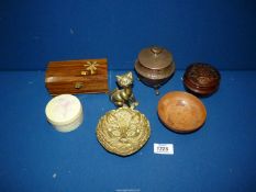 A small quantity of miscellanea to include a small trinket box having windmill to lid, brass cat,