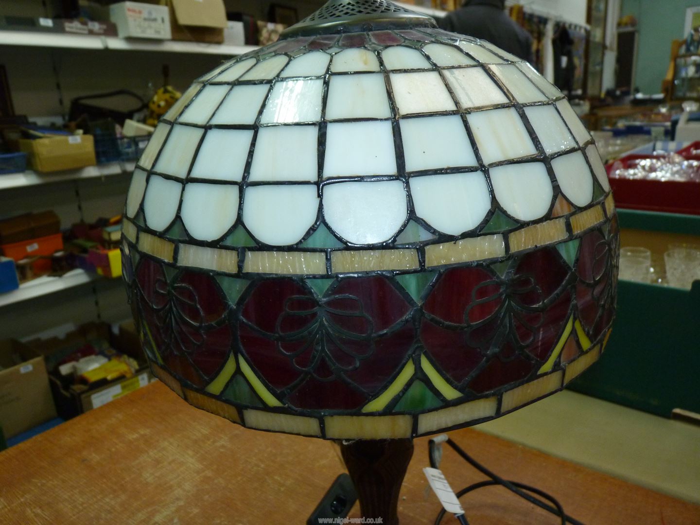 A Tiffany style lamp and glass shade with red hearts, 21" tall. - Image 7 of 9