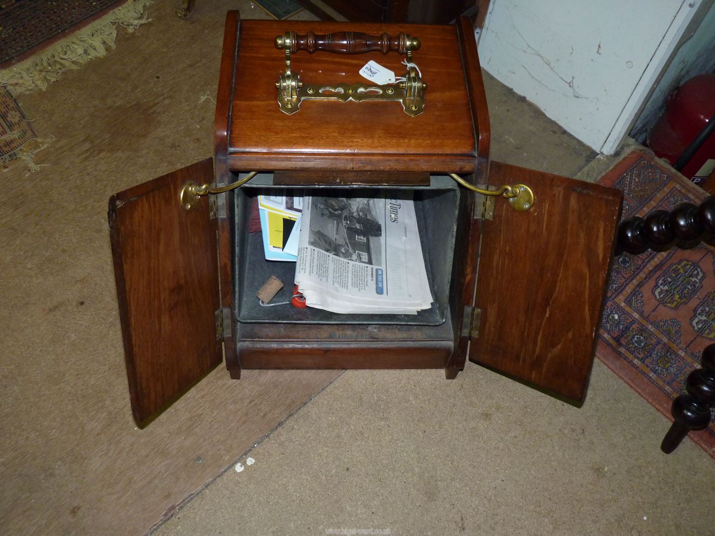 An antique Mahogany twin door Edwardian Purdonium with handle linked and door opening system, - Image 2 of 2