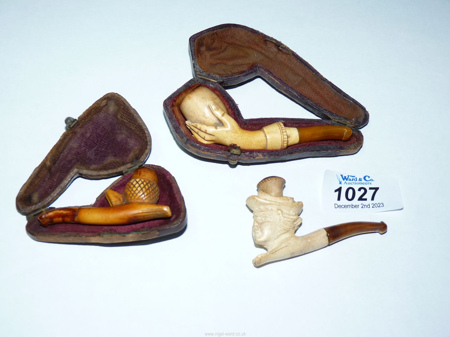 A small box containing three tiny carved Meerschaum cheroot holders, one depicting an acorn, - Image 2 of 3
