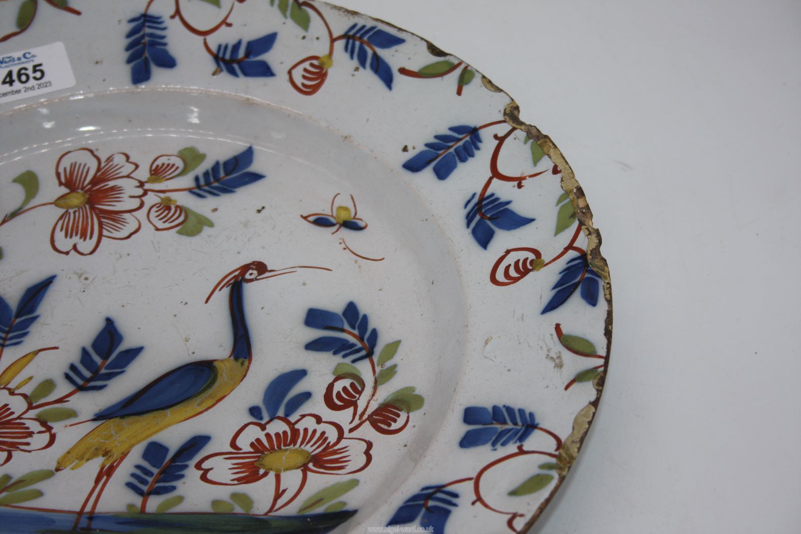 An English Delft Charger decorated with a heron and trailing plants. - Image 3 of 4