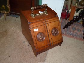 An antique Mahogany twin door Edwardian Purdonium with handle linked and door opening system,