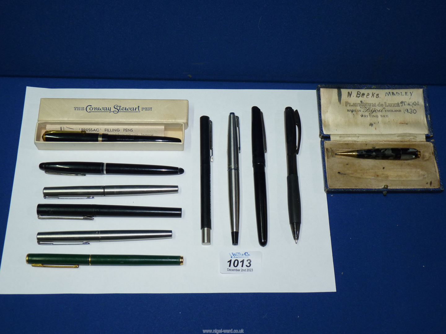 A quantity of fountain and other pens including Conway Stewart, Universal, Parker, etc. - Image 2 of 2