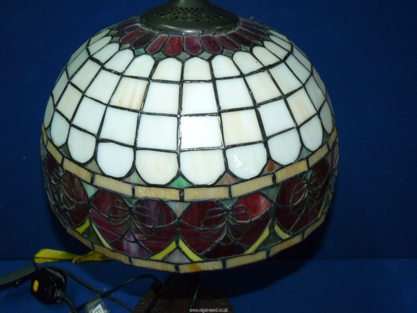 A Tiffany style lamp and glass shade with red hearts, 21" tall. - Image 2 of 9