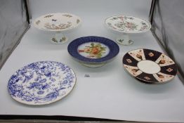 A quantity of cake stands to include Aynsley,