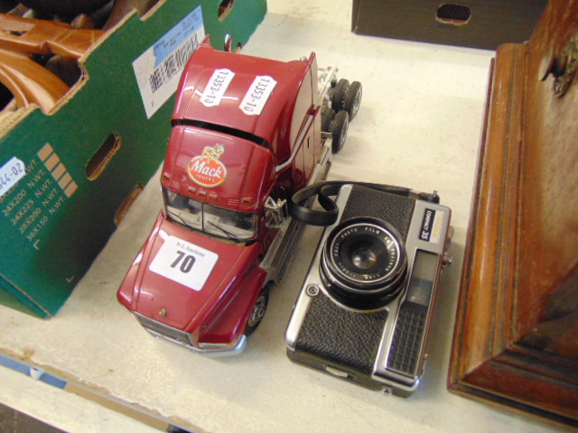 A model of a trunk and camera