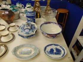 A small qty of china and glassware