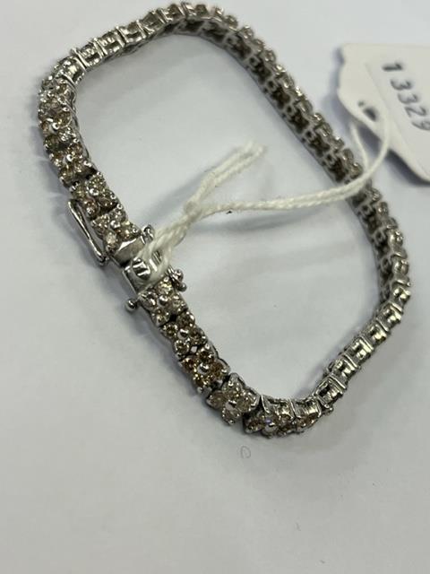 An 18ct White gold Diamond line bracelet, 140 Diamonds in total, - Image 5 of 11