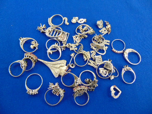 55 assorted pieces of SIlver, gem set, pendants, rings etc.