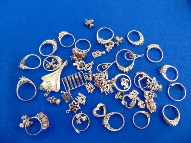 53 assorted pieces of SIlver, gem set, pendants, rings etc.