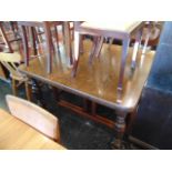 An Oak expending table, extra leaf,