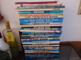 A large qty of Beano and Simpson's annuals/books