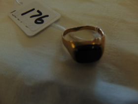 A 9ct gold signet ring