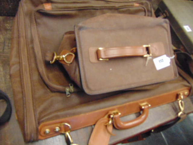 A Nubuck suit carrier and matching vanity case - Image 3 of 3