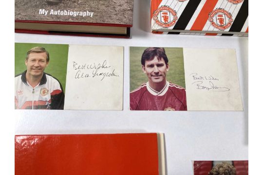 MANCHESTER UNITED - SIGNED MEMORABILIA. - Image 3 of 39