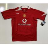 MANCHESTER UNITED - 2004 HOME SHIRT SIGNED BY ROONEY, RONALDO AND MORE.