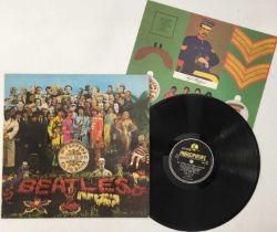 THE BEATLES - SGT PEPPER'S LONELY HEARTS CLUB BAND LP (LABEL OMITS 'A DAY IN THE LIFE' - UK PMC 7027