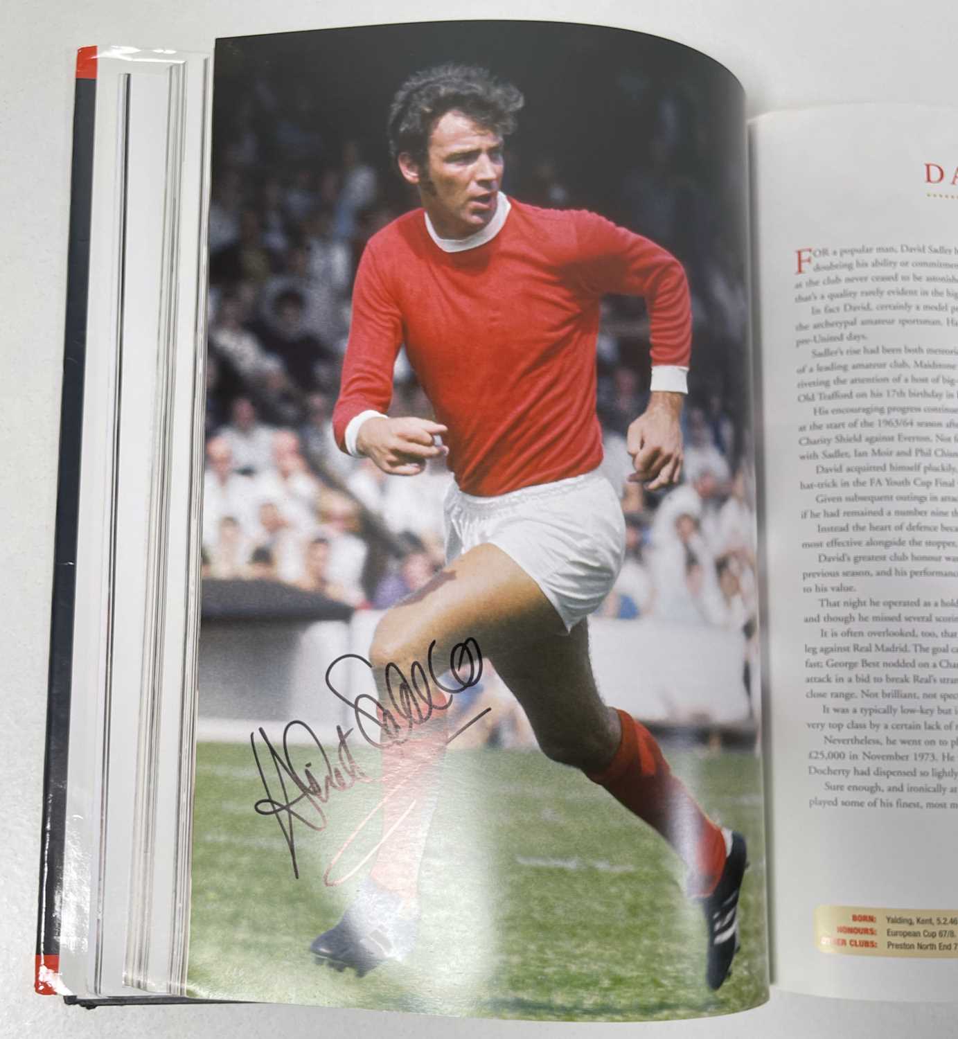 FOOTBALL MEMORABILIA - MANCHESTER UNITED MULTI SIGNED 'PLAYER BY PLAYER' BOOK. - Image 12 of 50