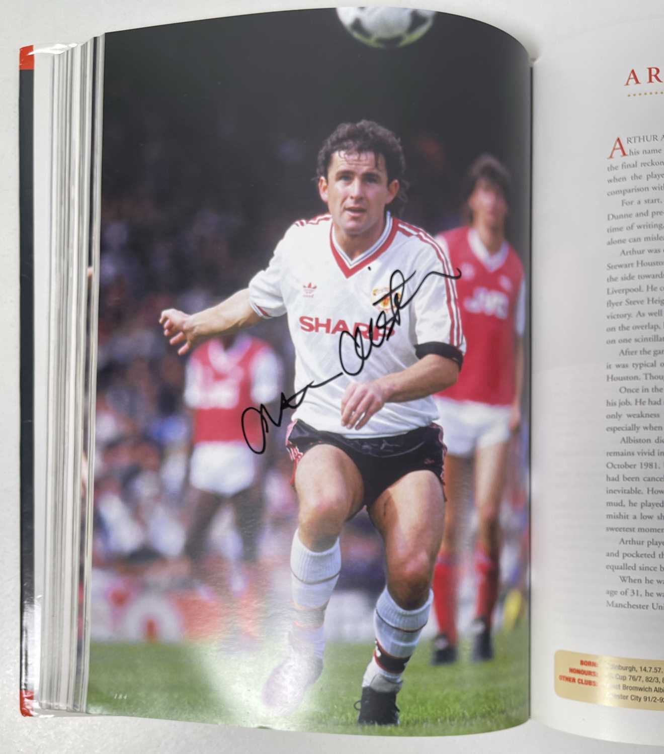 FOOTBALL MEMORABILIA - MANCHESTER UNITED MULTI SIGNED 'PLAYER BY PLAYER' BOOK. - Image 26 of 50