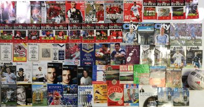 FOOTBALL MEMORABILIA - MANCHESTER UNITED SIGNED FOOTBALL AND PROGRAMME COLLECTION.