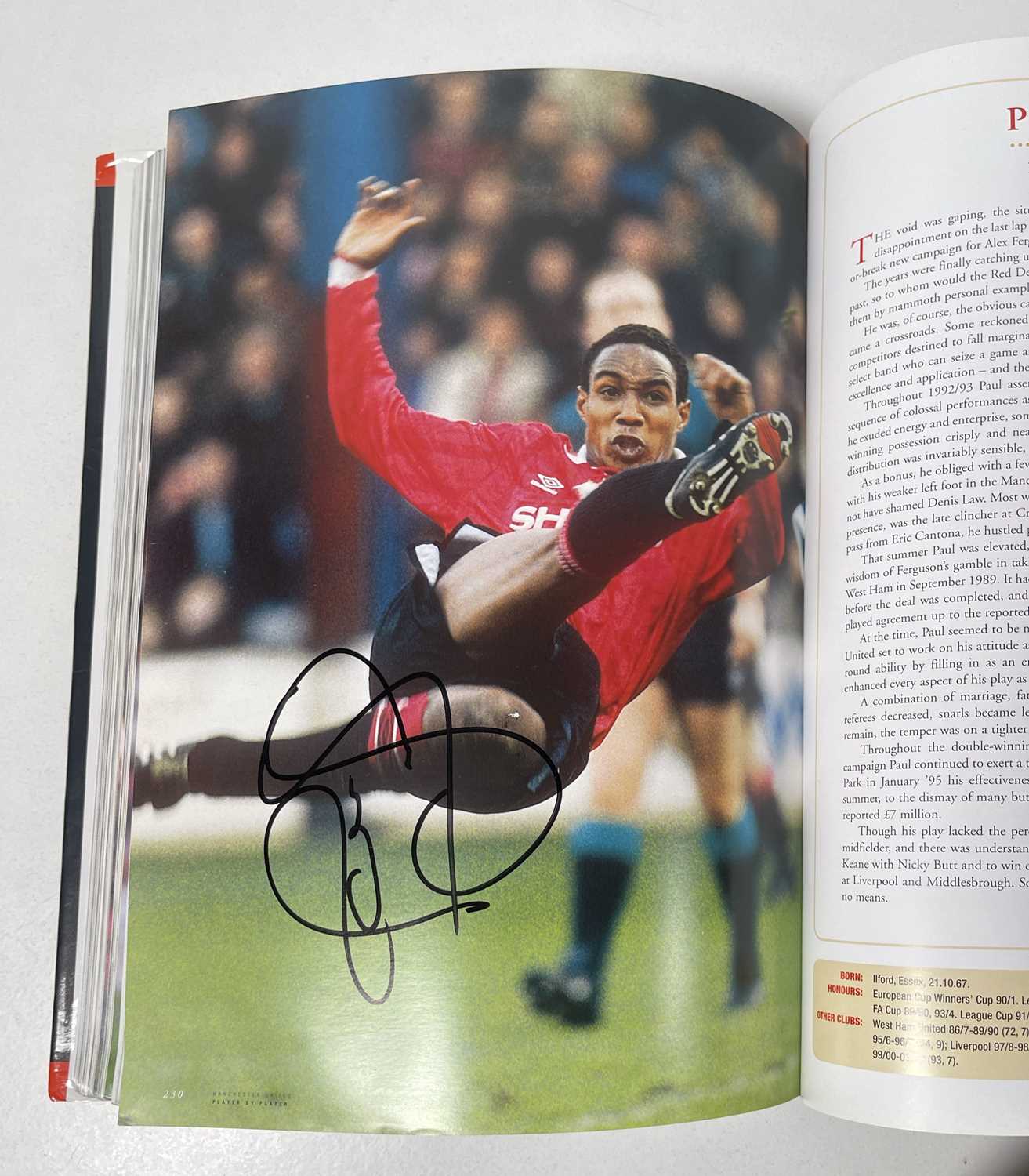 FOOTBALL MEMORABILIA - MANCHESTER UNITED MULTI SIGNED 'PLAYER BY PLAYER' BOOK. - Image 39 of 50