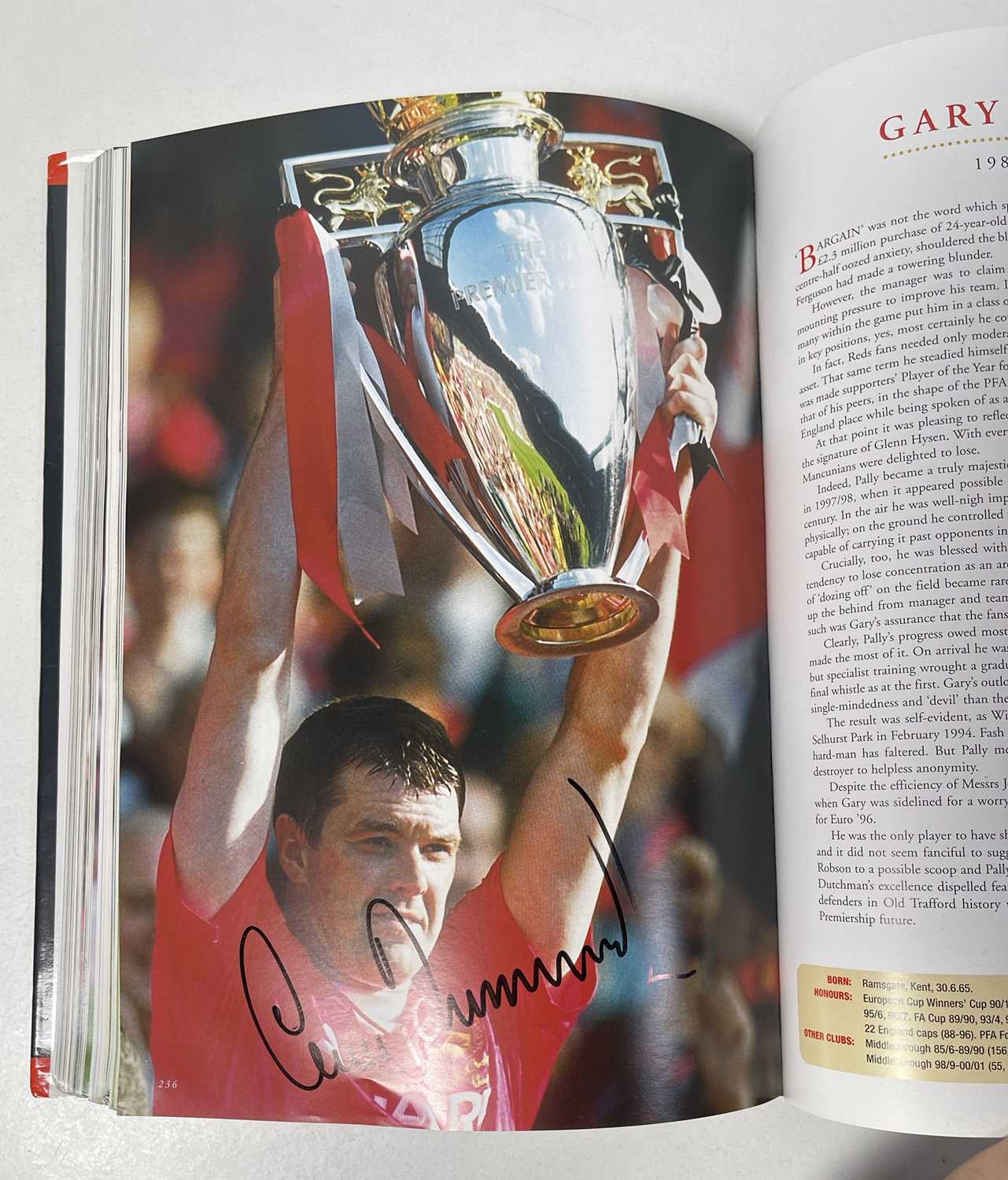 FOOTBALL MEMORABILIA - MANCHESTER UNITED MULTI SIGNED 'PLAYER BY PLAYER' BOOK. - Image 41 of 50