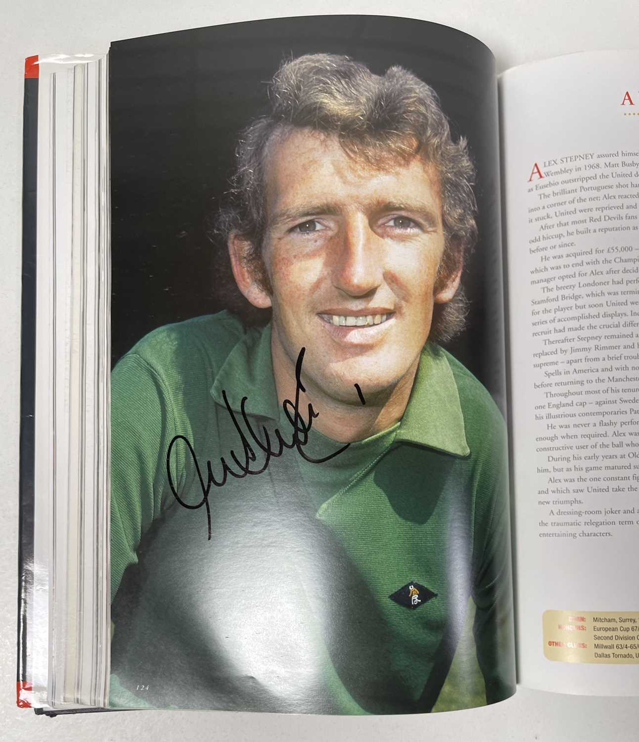 FOOTBALL MEMORABILIA - MANCHESTER UNITED MULTI SIGNED 'PLAYER BY PLAYER' BOOK. - Image 14 of 50