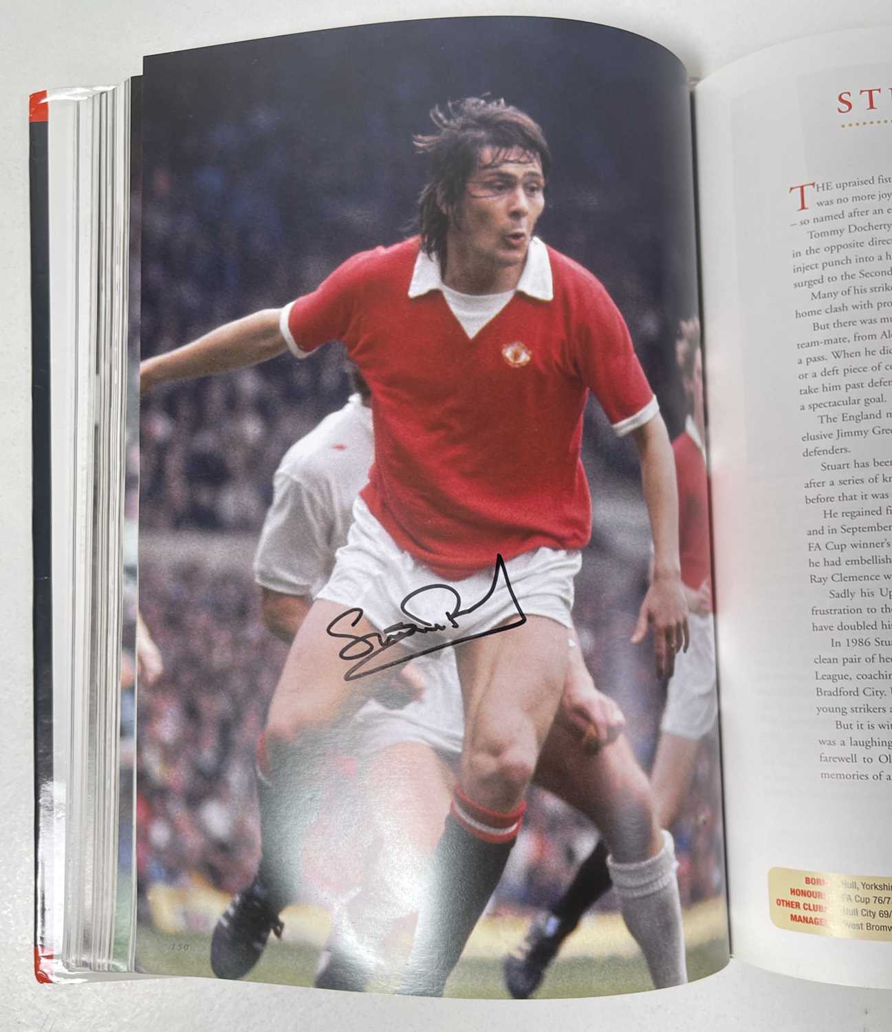 FOOTBALL MEMORABILIA - MANCHESTER UNITED MULTI SIGNED 'PLAYER BY PLAYER' BOOK. - Image 19 of 50