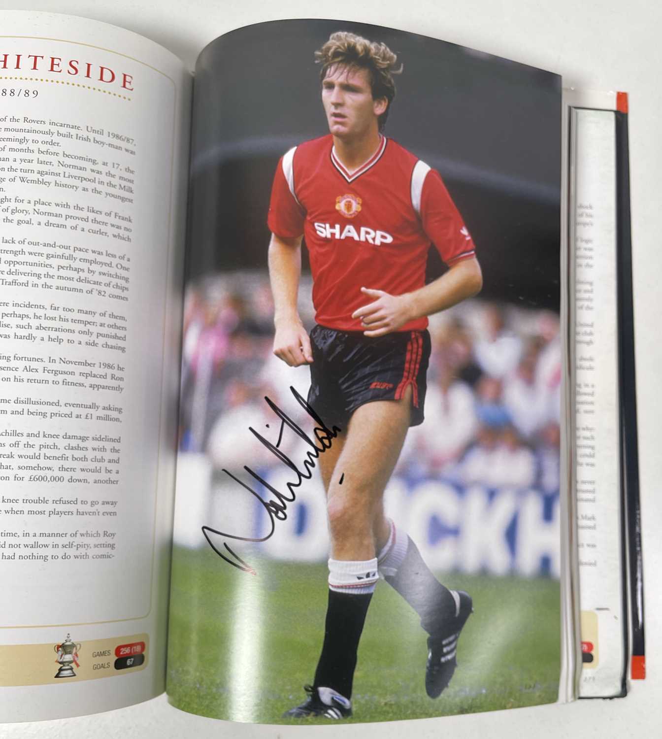 FOOTBALL MEMORABILIA - MANCHESTER UNITED MULTI SIGNED 'PLAYER BY PLAYER' BOOK. - Image 30 of 50