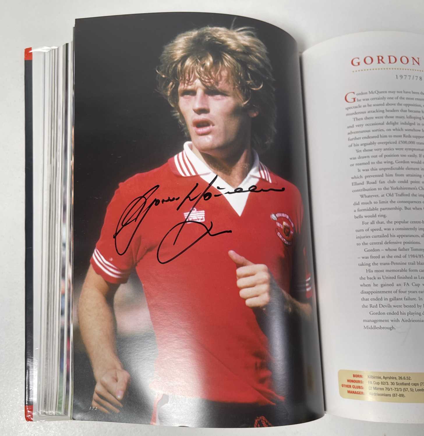 FOOTBALL MEMORABILIA - MANCHESTER UNITED MULTI SIGNED 'PLAYER BY PLAYER' BOOK. - Image 23 of 50