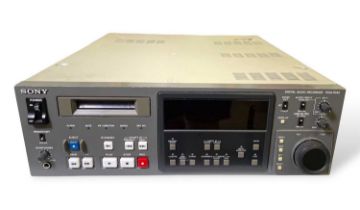SONY PCM-7030 DIGITAL AUDIO RECORDER - DAT RECORDER.