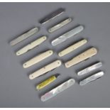 A quantity of pocket knives. Including mother of pearl examples, etc. CANNOT POST OVERSEAS.