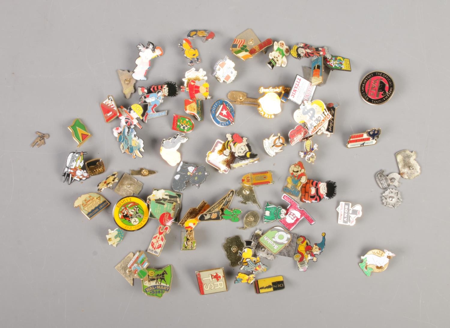 A quantity of assorted vintage pin badges including Wade, Australian Tourist badge, Titanic Boarding