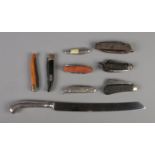 A quantity of pocket knives including Laguiole and Sheffield exmaples. Also includes a Reed & Barton