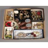 A small tray of assorted costume jewellery and collectables, including brooches, rings and miniature