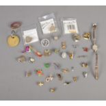 A quantity of pin badges including variety club and animal examples. Also includes thimble, ladies