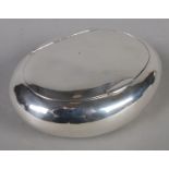 A silver trinket box with hinged lid. Assayed Birmingham 1915 by Mappin & Webb Ltd. 60g.