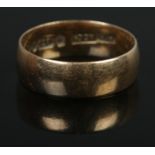 A 9ct Gold wedding band, assayed in London. Size M. Total weight: 2.9g.