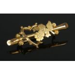 A 9ct Gold sweetheart brooch with floral decoration. Total weight: 1.9g