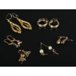 Six pairs of yellow metal earrings, including 9ct Gold and unmarked examples. Total weight: 9.0g