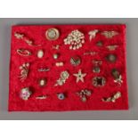 A tray of costume jewellery brooches including silver plated filigree examples, horse and floral
