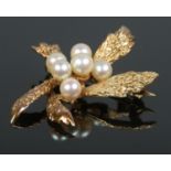 A 9ct multi-leaf brooch, set with a cluster of pearls. Stamped to the reverse. Total weight: 4.9g