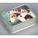 A sterling silver pill box with enamel lid depicting hounds. 3.3x2.8x1.5cm. 20.51g