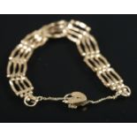 A 9ct gold gate bracelet with 9ct gold heart shaped clasp. 6.99g.