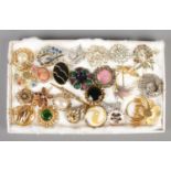 A tray of costume jewellery brooches and scarf clips. Includes Sarah Cov, Miracle etc. Some